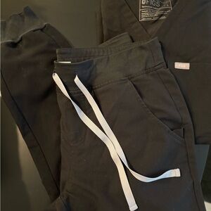 FIGS Black Scrub Set